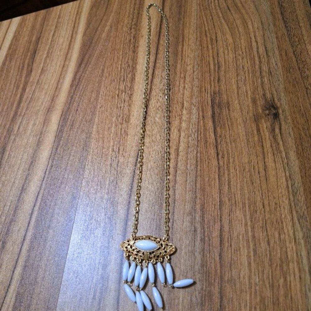 Vintage White Oval Lucite Pendant Gold Tone Necklace - Picture 3 of 4